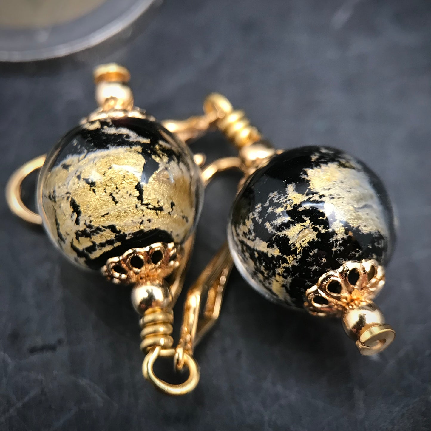 Boucles d'oreilles noires à la Feuille d'Or