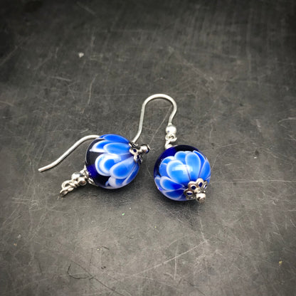 Boucles d'oreilles fleur bleue