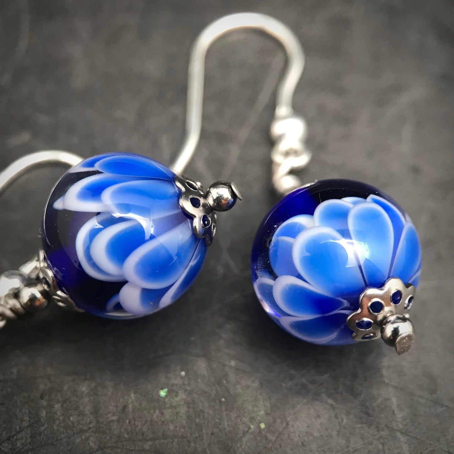 Boucles d'oreilles fleur bleue