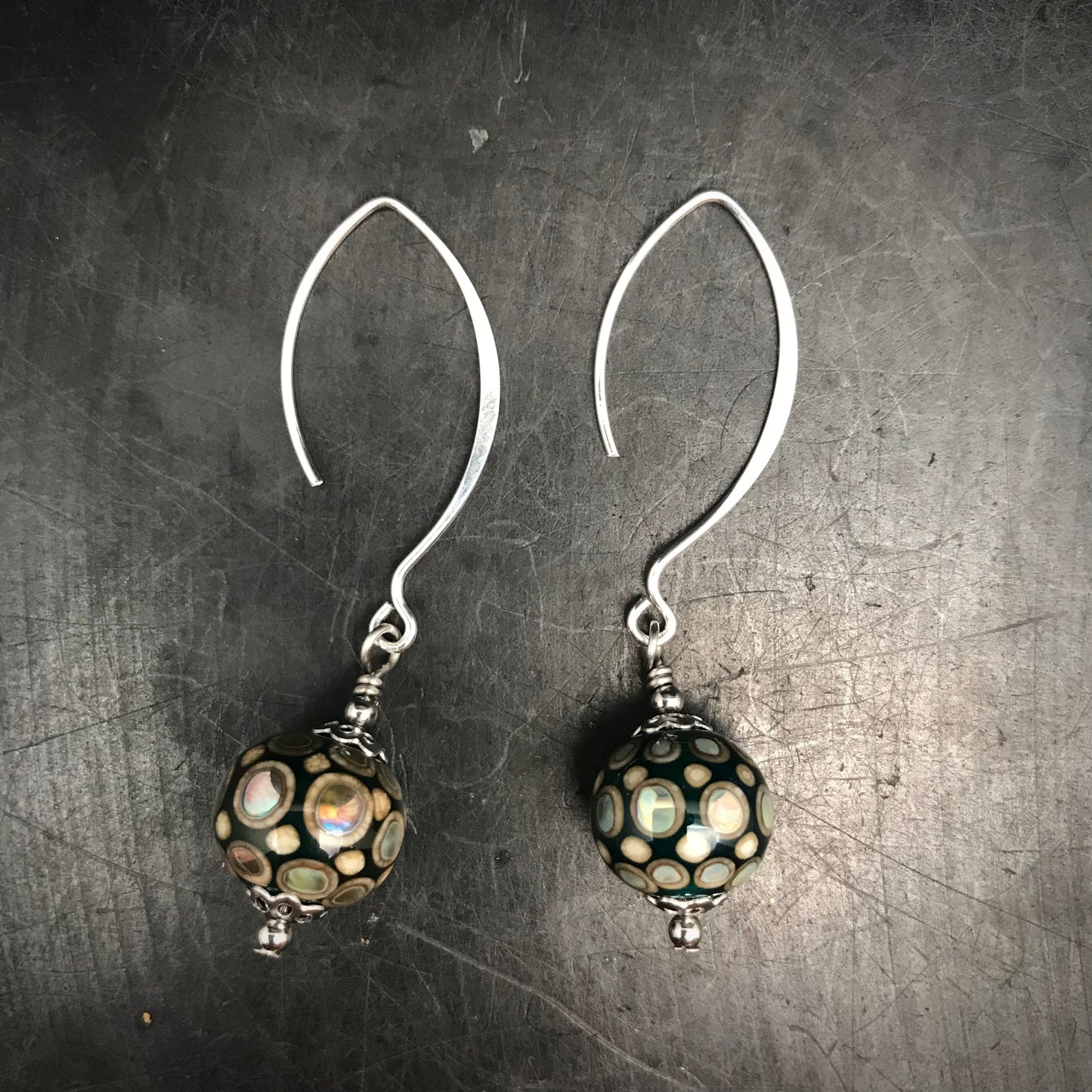 Boucles d'oreilles noire et ivoire à pois argentés