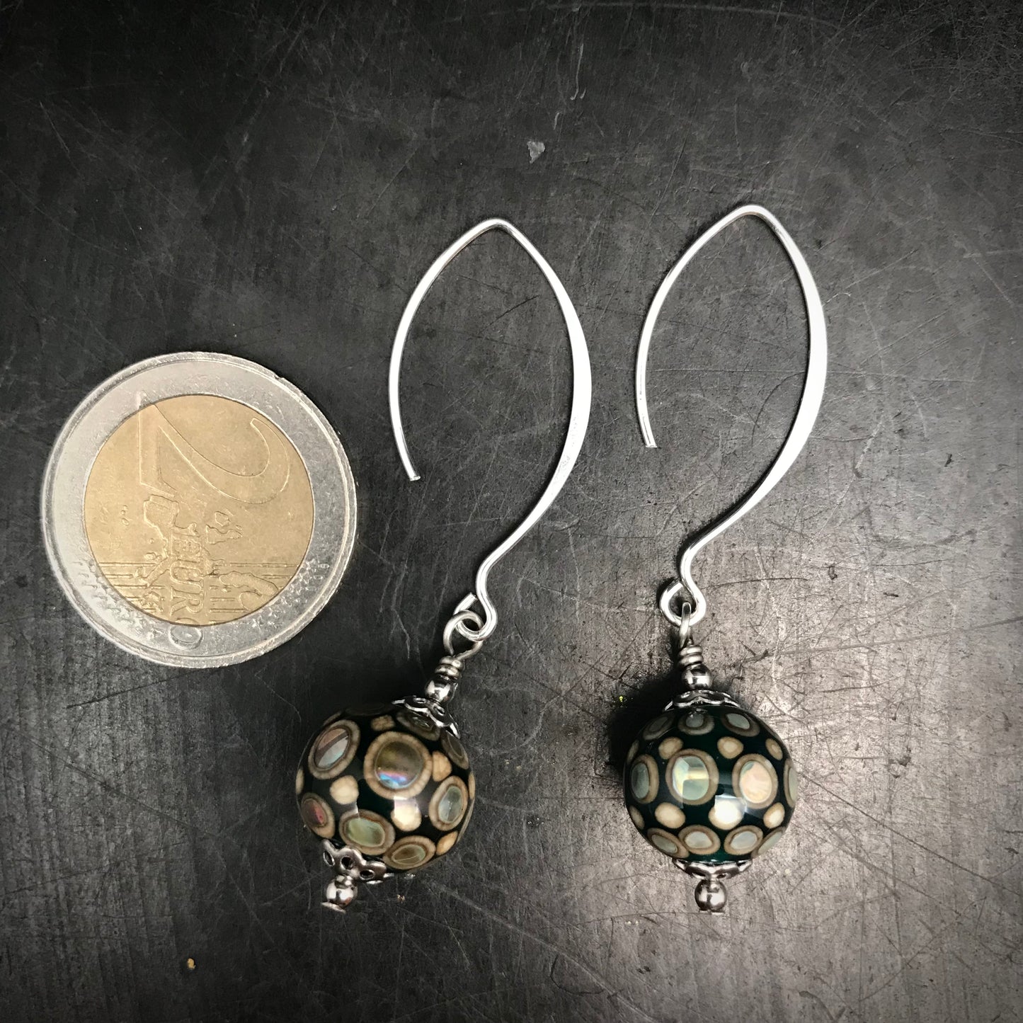 Boucles d'oreilles noire et ivoire à pois argentés